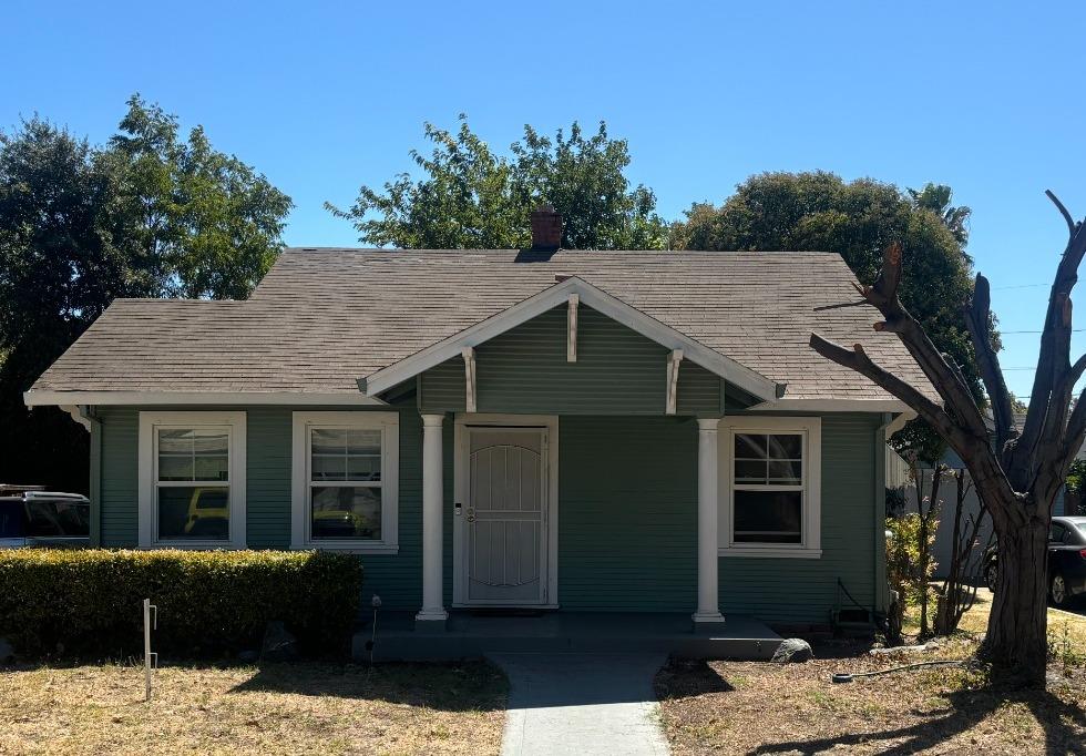 a view of a house with a yard