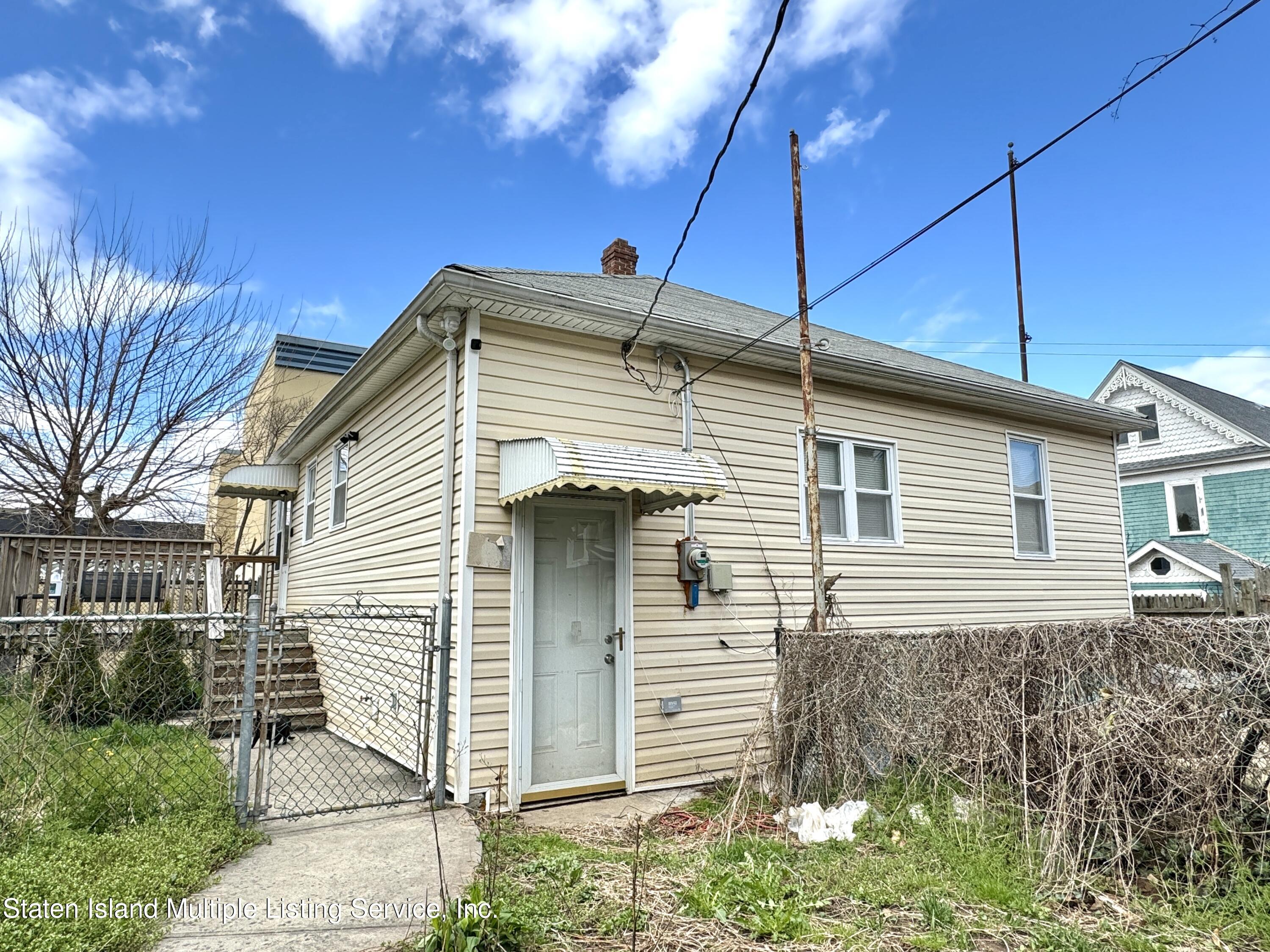 a view of a house with a backyard