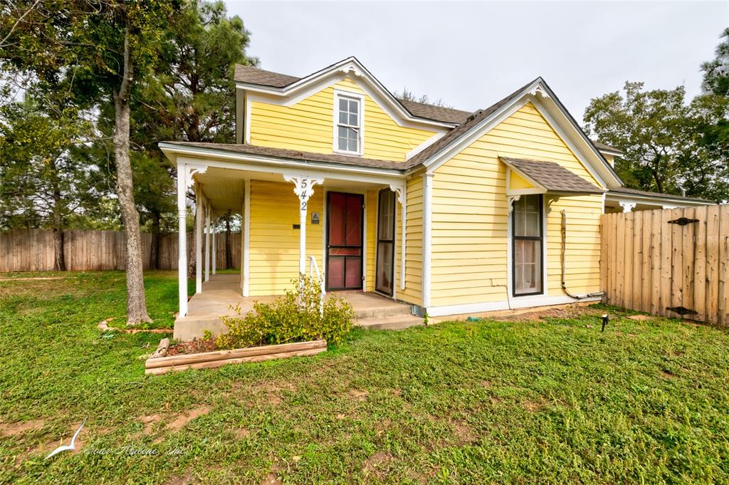 a view of a house with backyard and garden