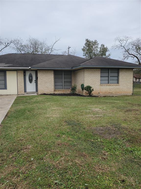 Welcome to 1011 Lindsey Dr. This home has a good layout and good space.