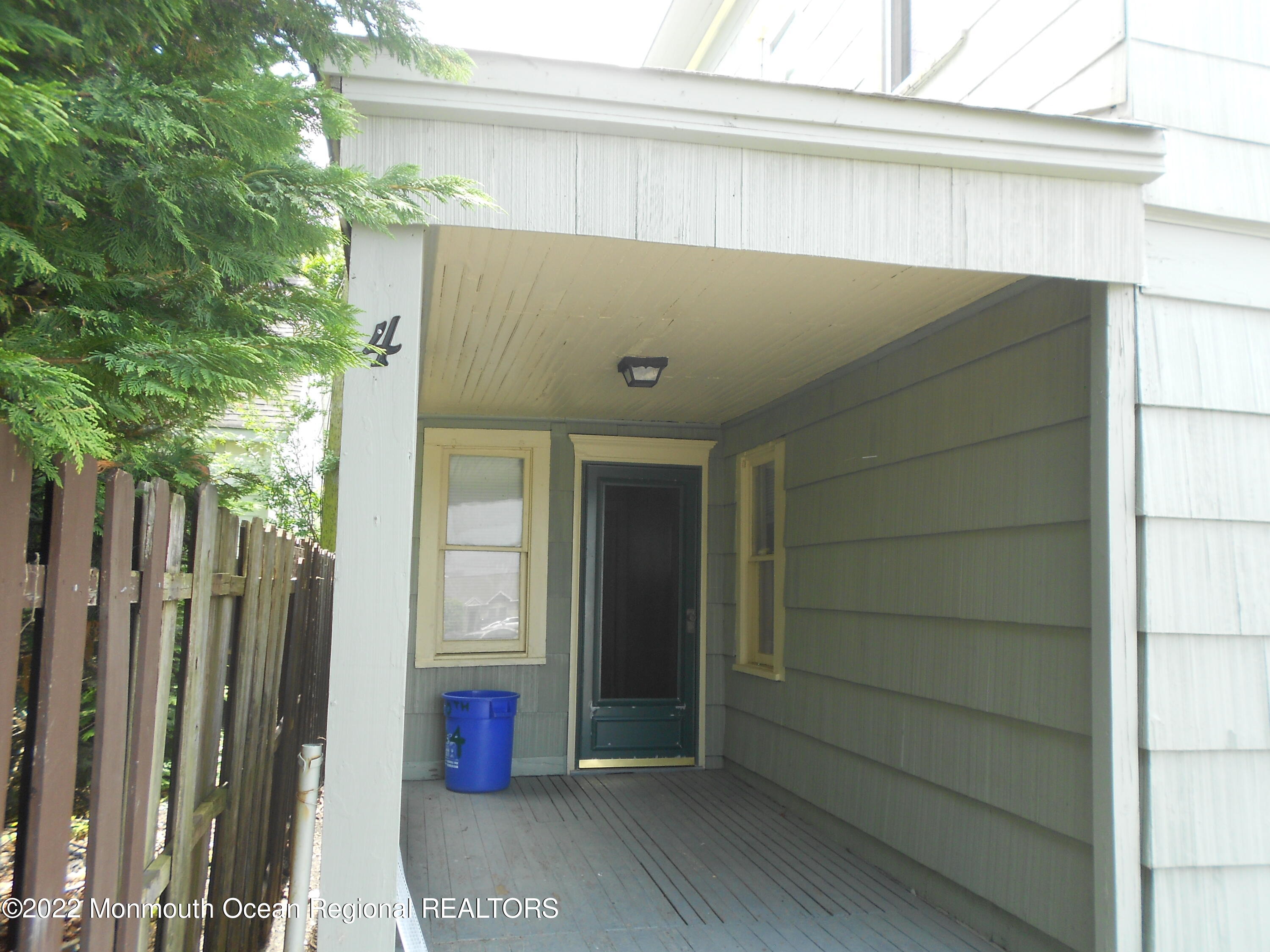 a view of a entrance of the house