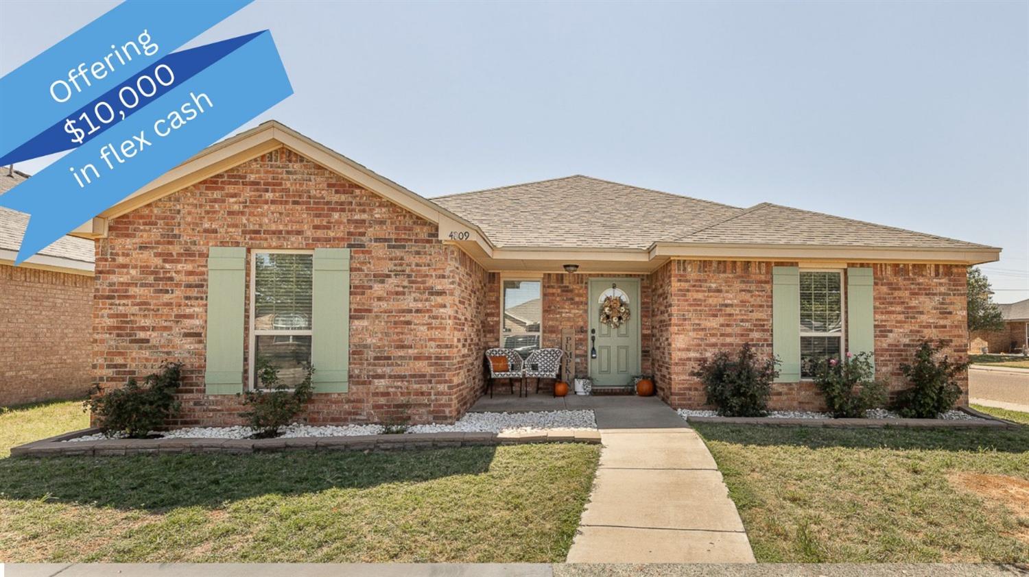 a view of a house with yard