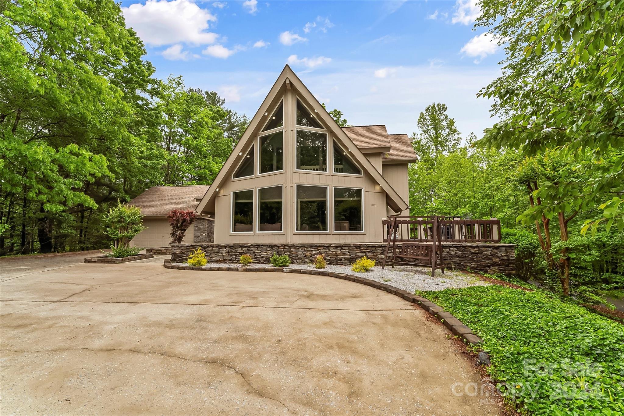 a view of a house with backyard and trees