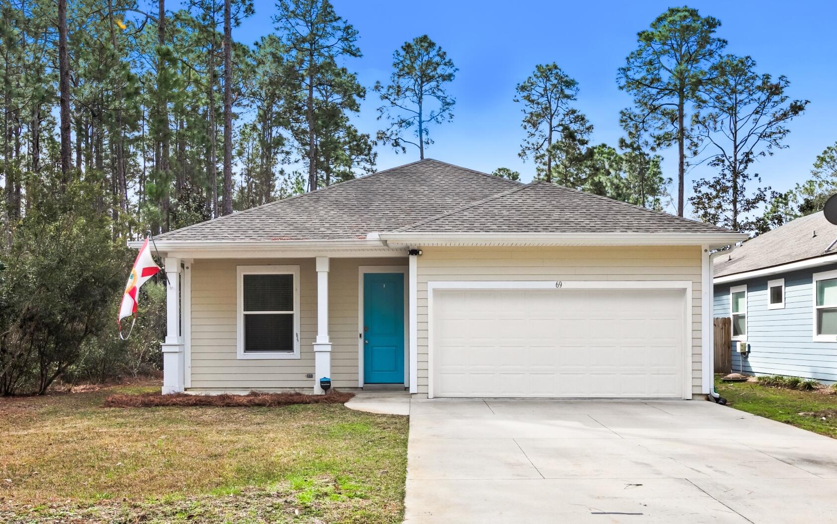 a view of a house with a yard