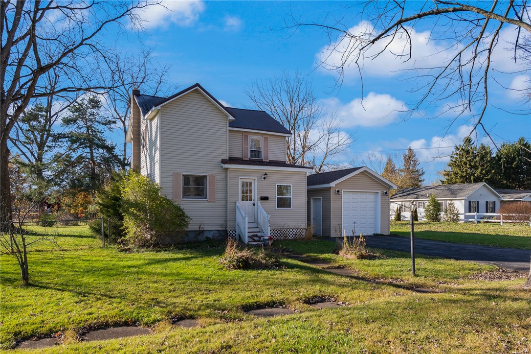 Enjoy COUNTRY LIVING in a walkable neighborhood!