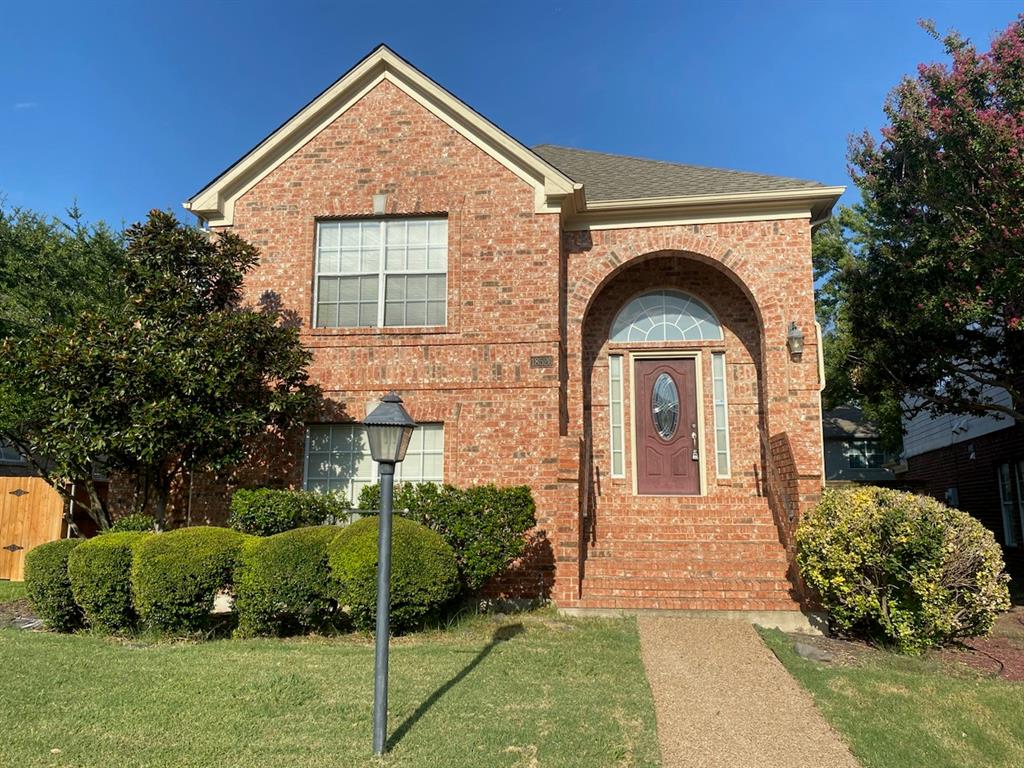 a view of front of a house with a yard