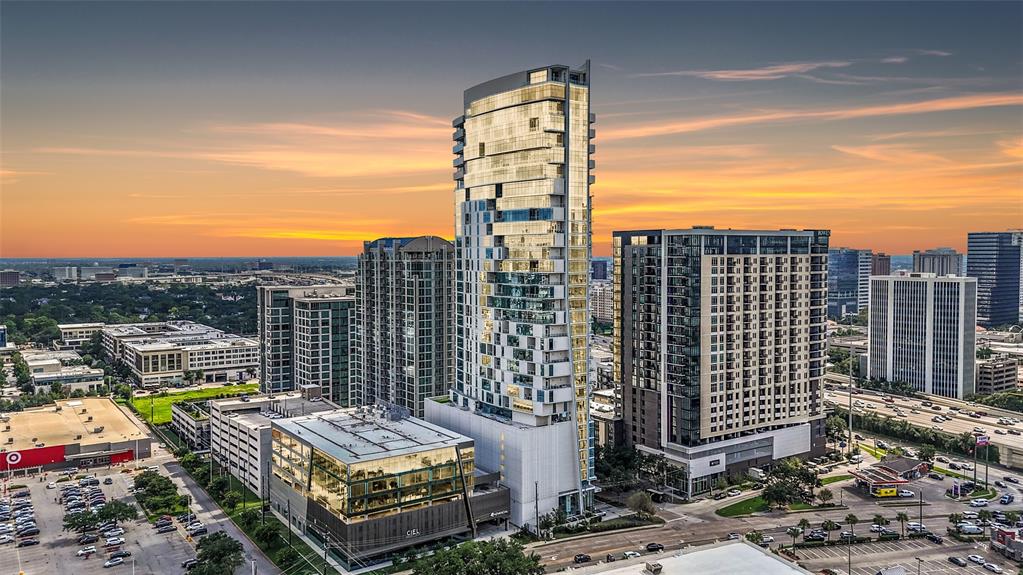 Arabella stands as one of Houston’s top high-rises, providing luxurious living just a short walk from the upscale River Oaks District and Galleria. Designed by the renowned 212Box, Arabella boasts superior exterior modeling and sophisticated, spacious elegance.