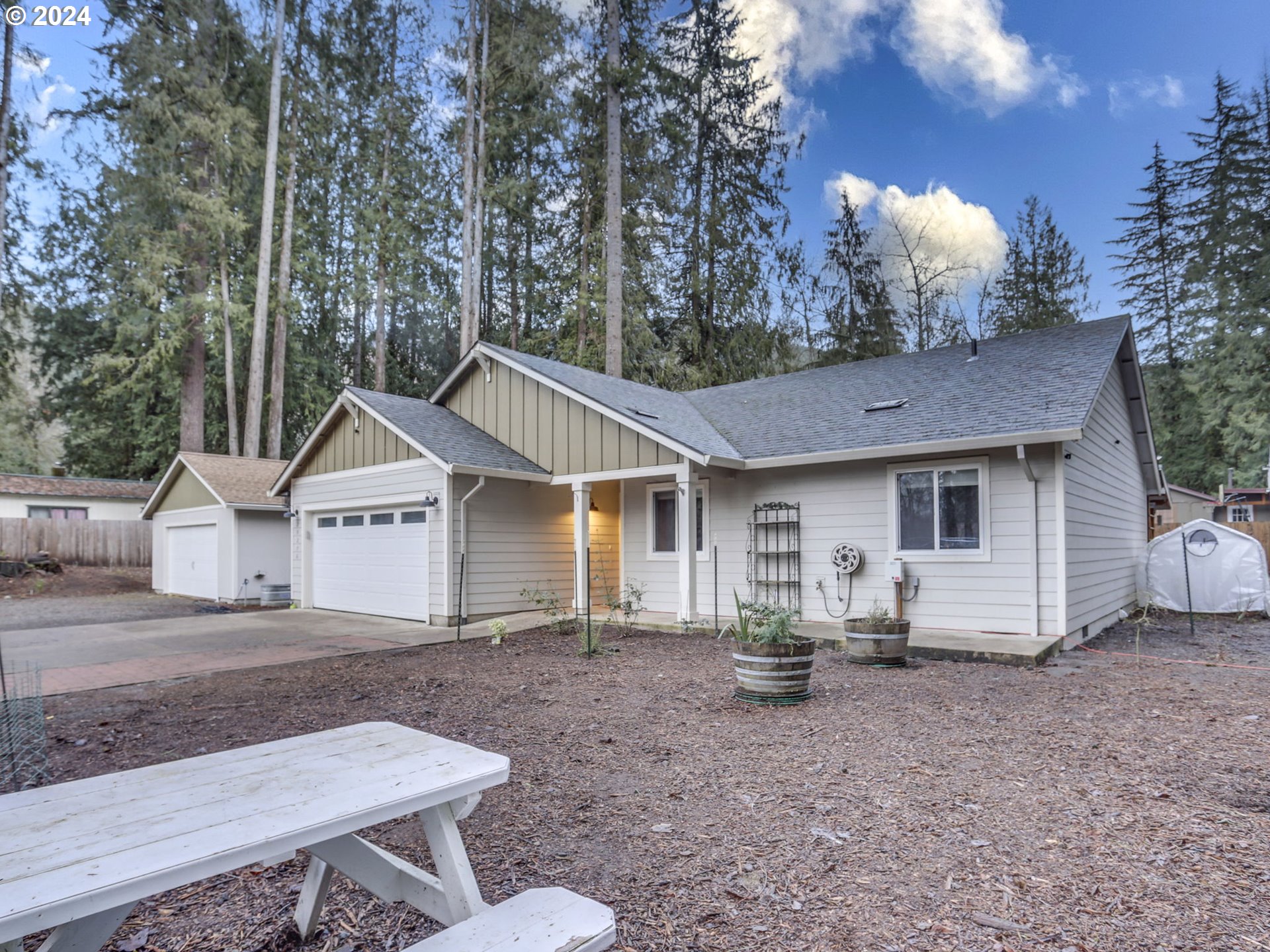 a view of a house with backyard