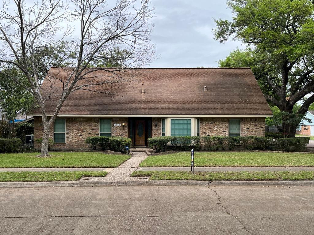 a view of a house with a backyard