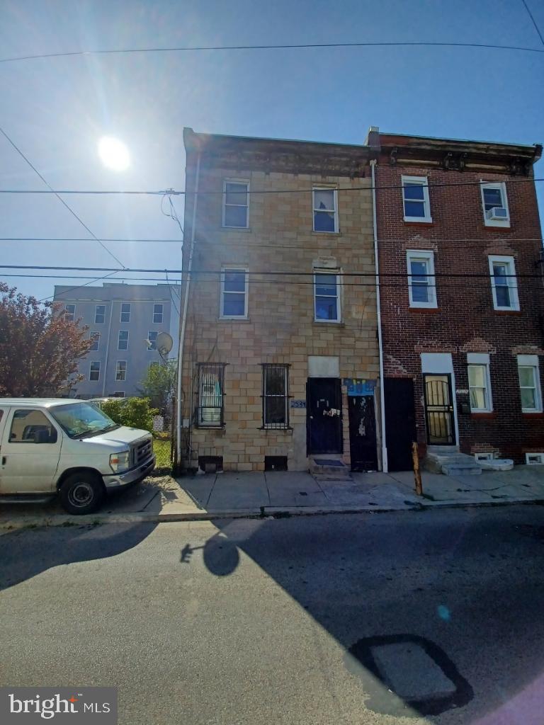 a couple of cars parked in front of a building