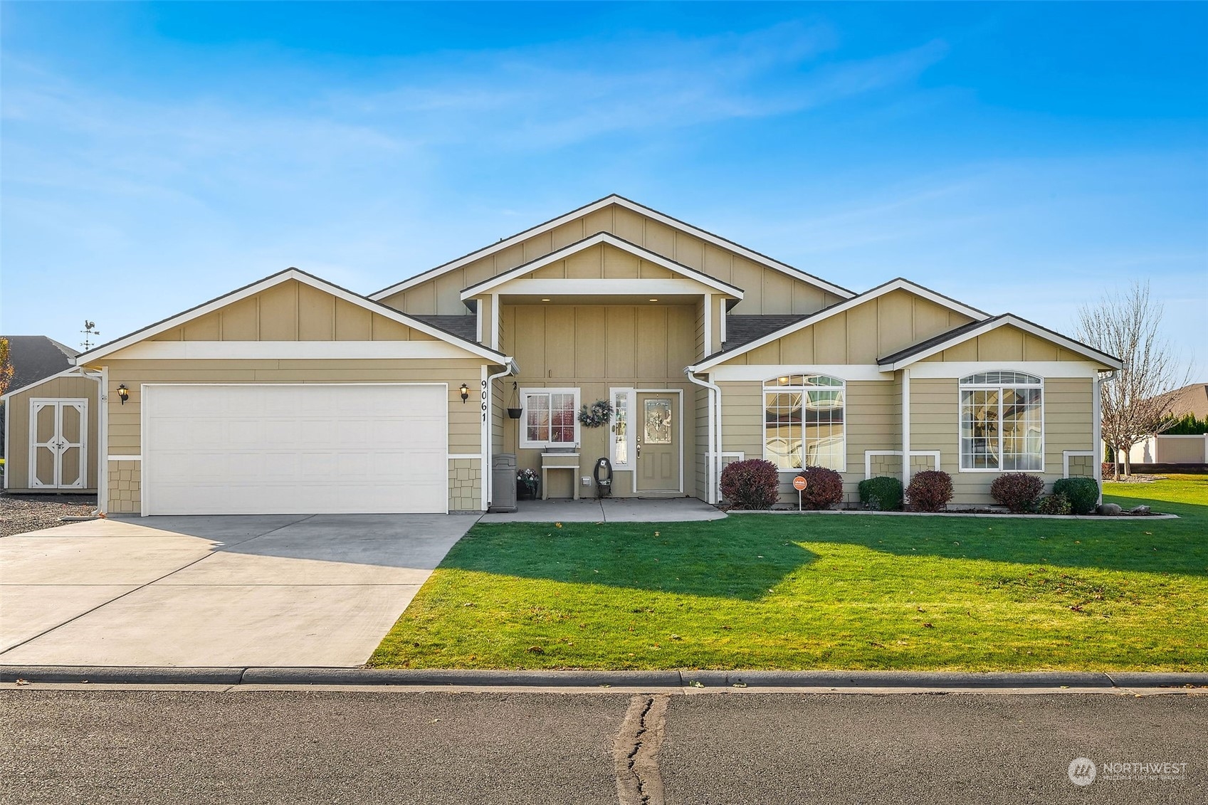 a view of front a house with a yard