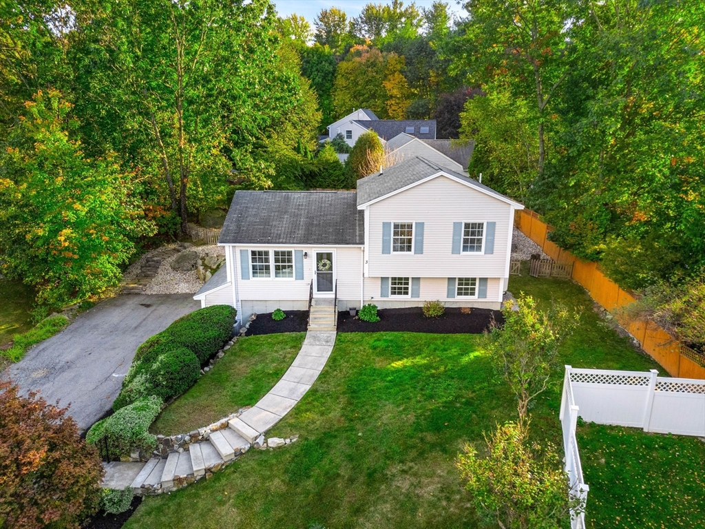 a view of a house with a yard