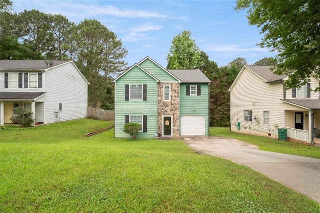 a view of a yard in front of house