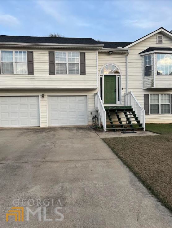 a view of a house with backyard