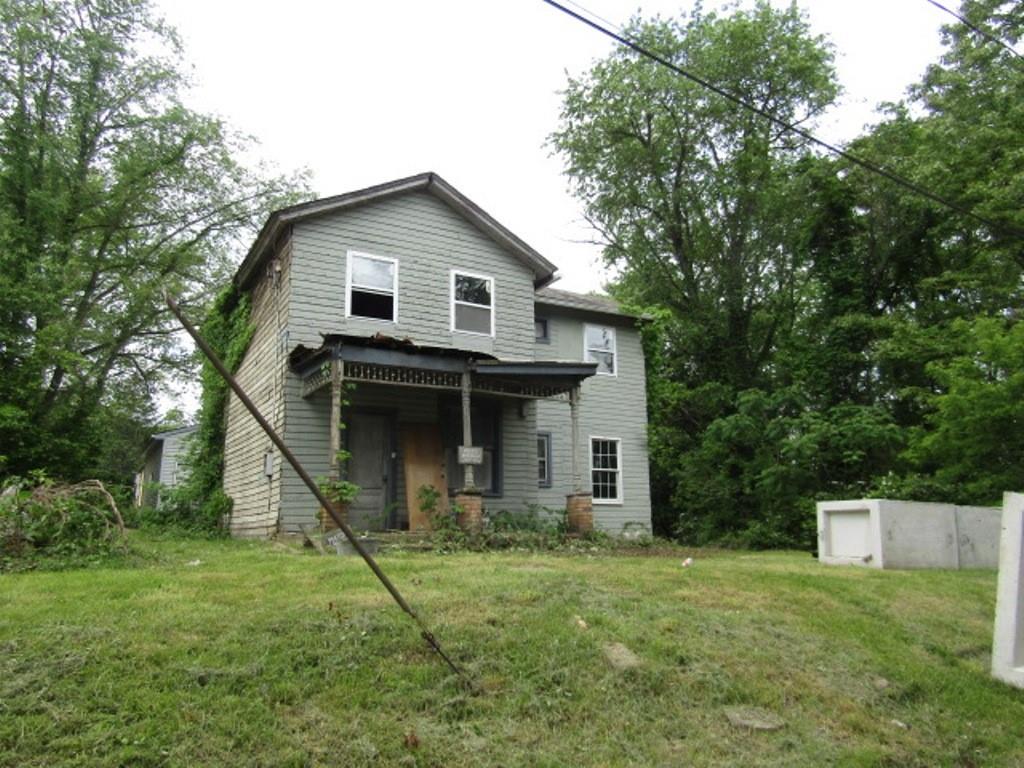 a view of a house with backyard