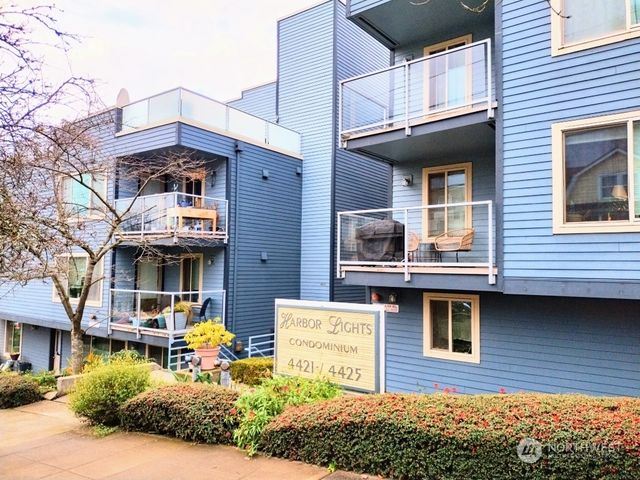 $2,200 | 4421 Greenwood Avenue North, Unit 304 | Fremont