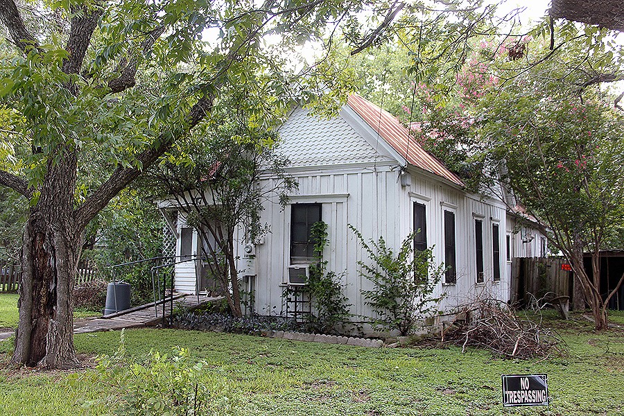 a view of a house with backyard and garden