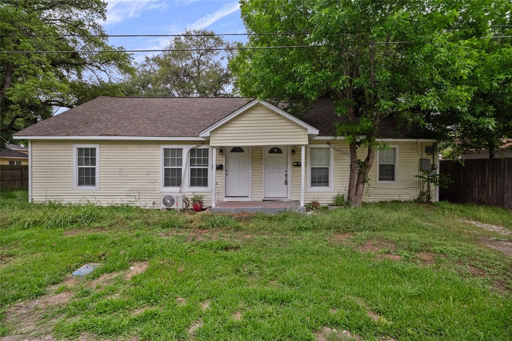 a house that is sitting in the grass