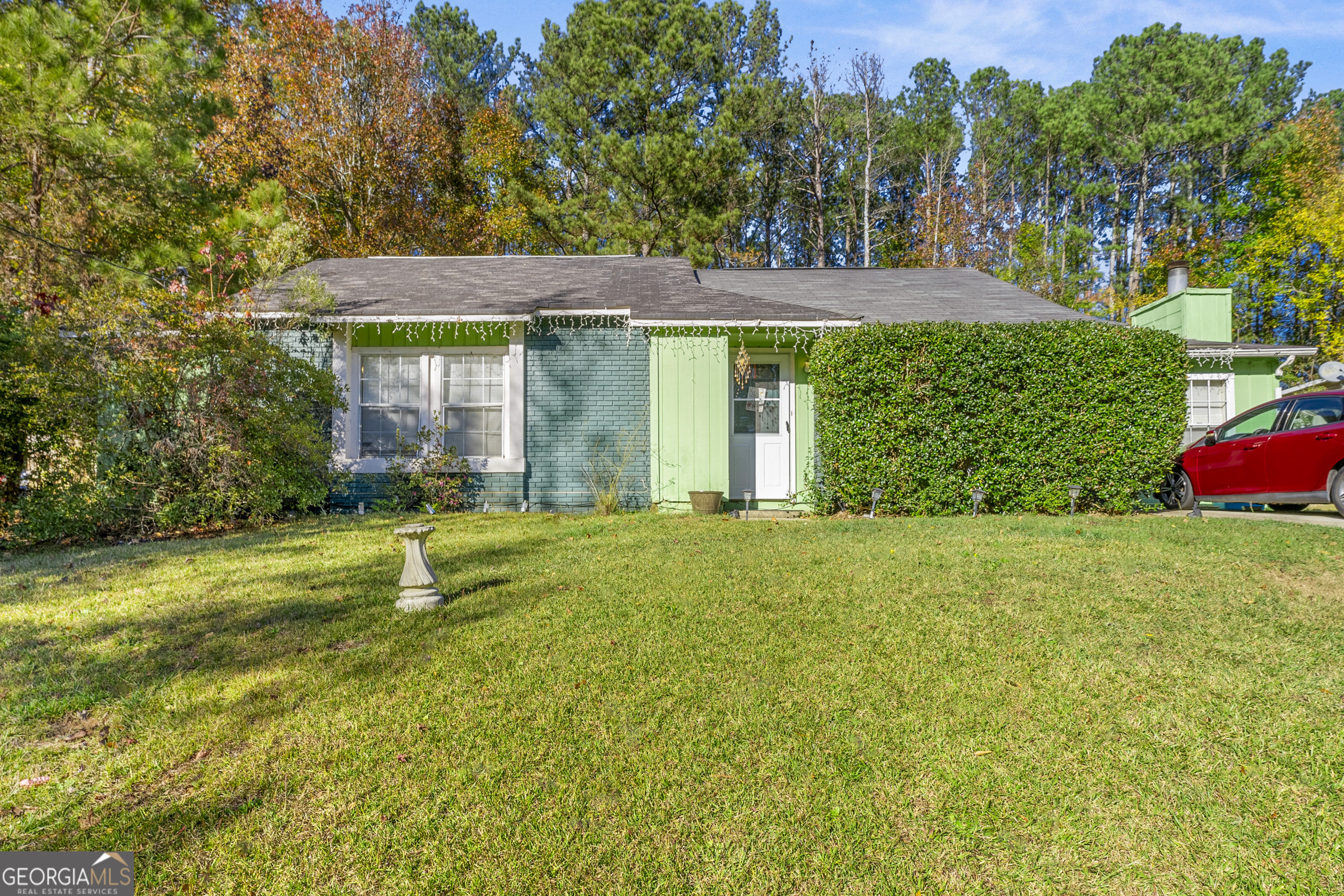 a view of a house with a yard