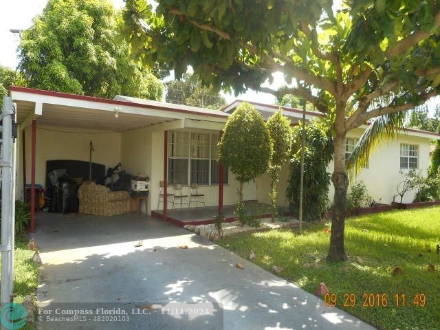 a view of a house with backyard