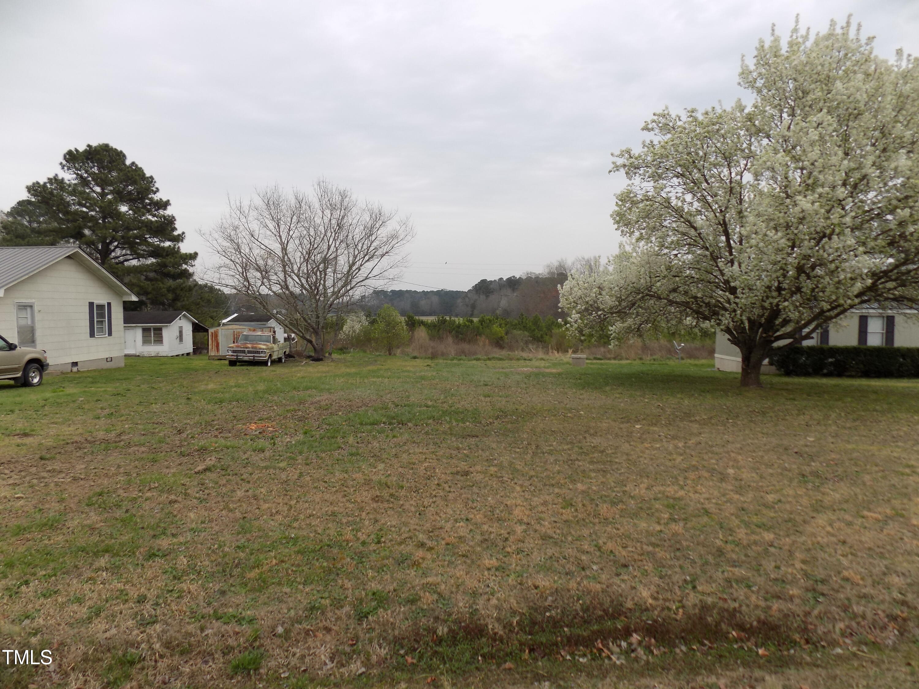 a view of a yard with a house