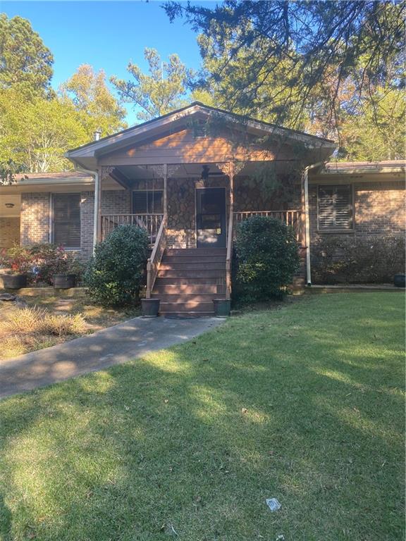 a view of a house with a yard