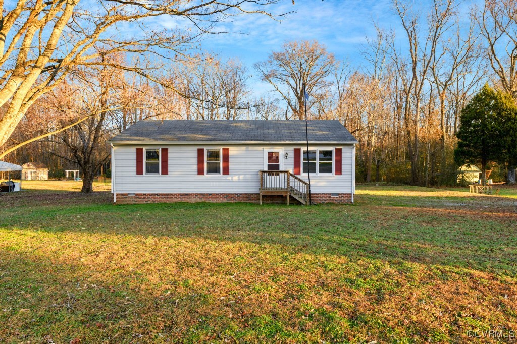 a view of a house with a backyard