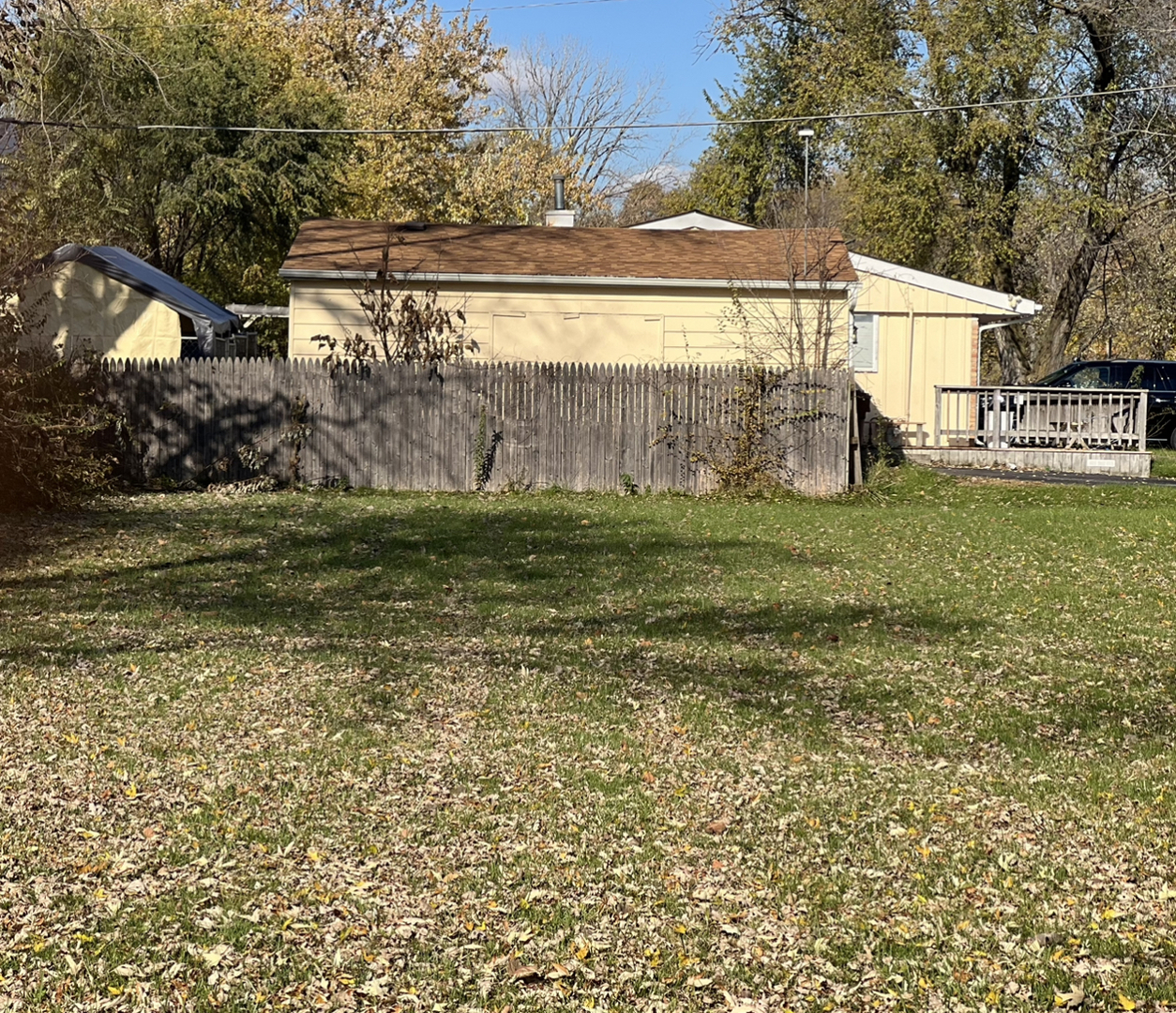 a view of a backyard