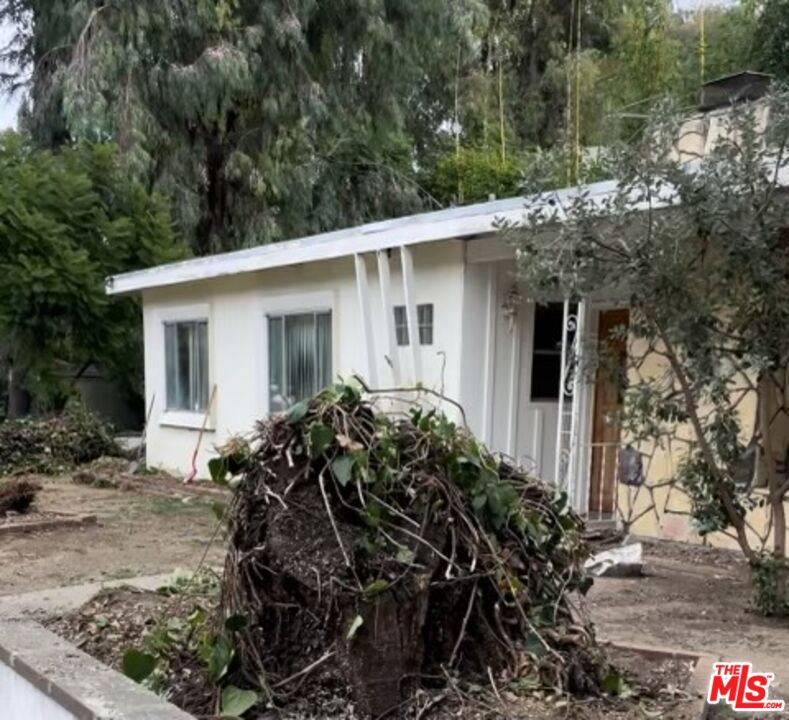 a view of a house with a yard and plants