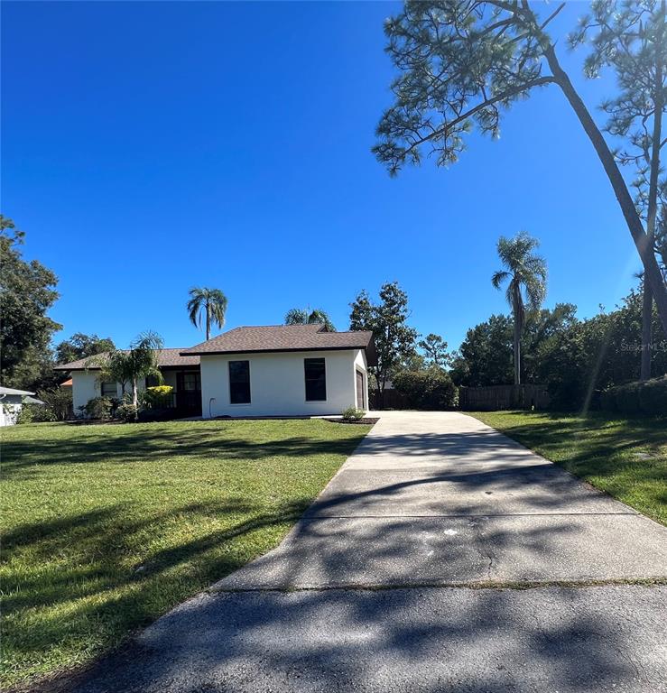 a view of a house with a yard