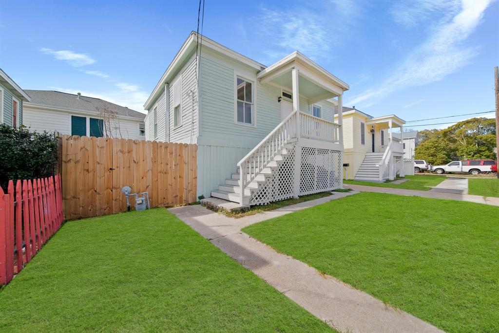 a view of a front of house with a yard