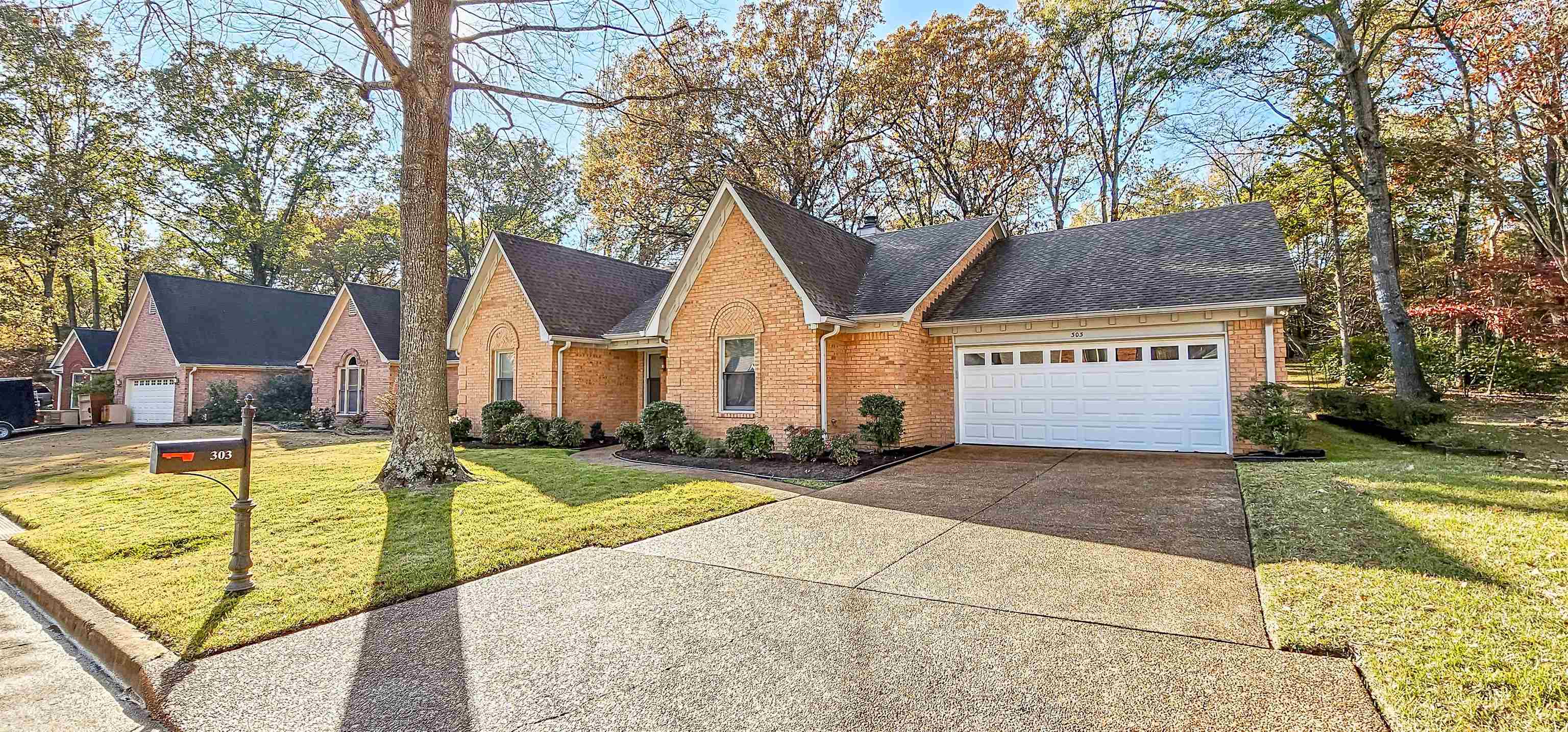 a view of a house with backyard