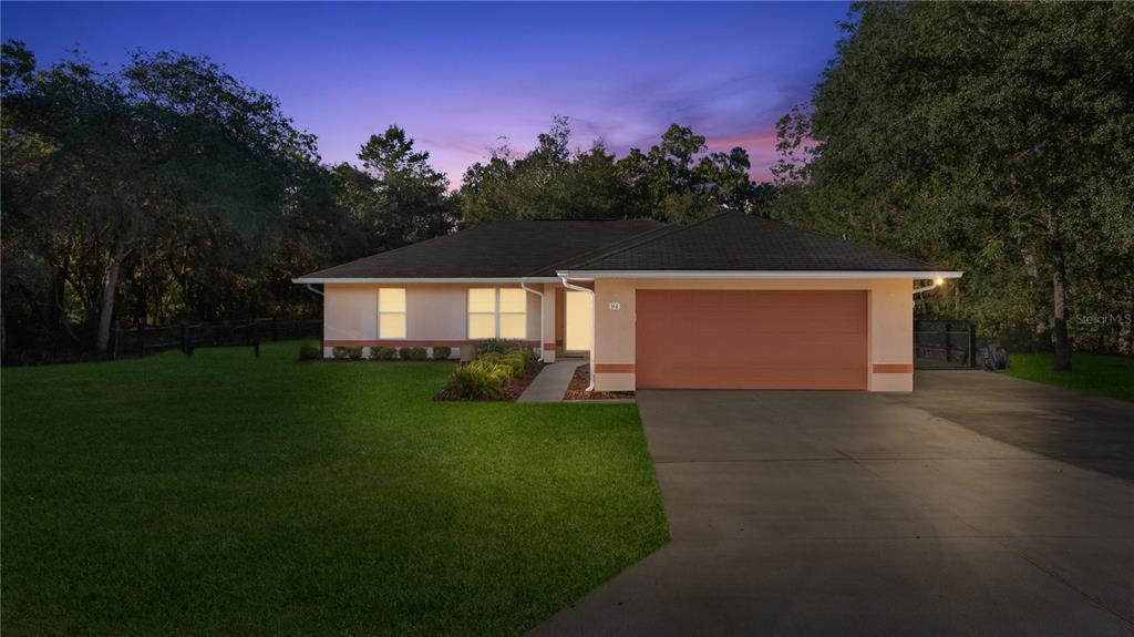 a view of a house with backyard and garden