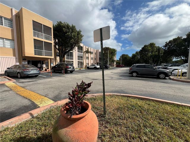 $224,900 | 15888 Southwest 95th Avenue, Unit 220 | Palmetto Estates