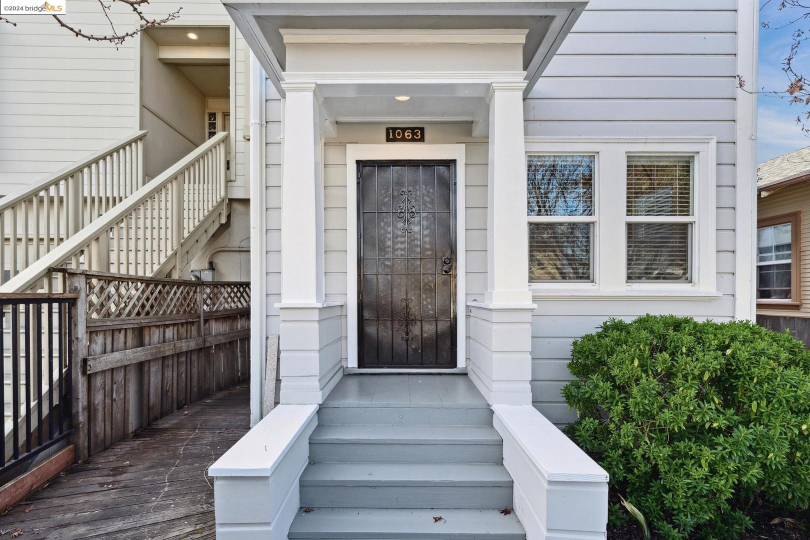 a view of entryway with a front door