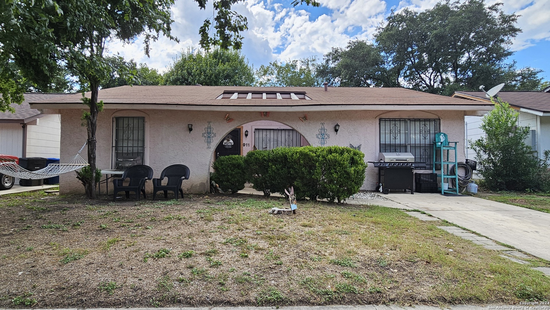 a view of a house with a yard and plants