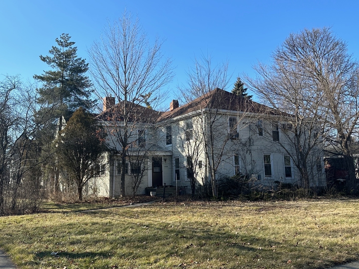 a view of a house with a yard