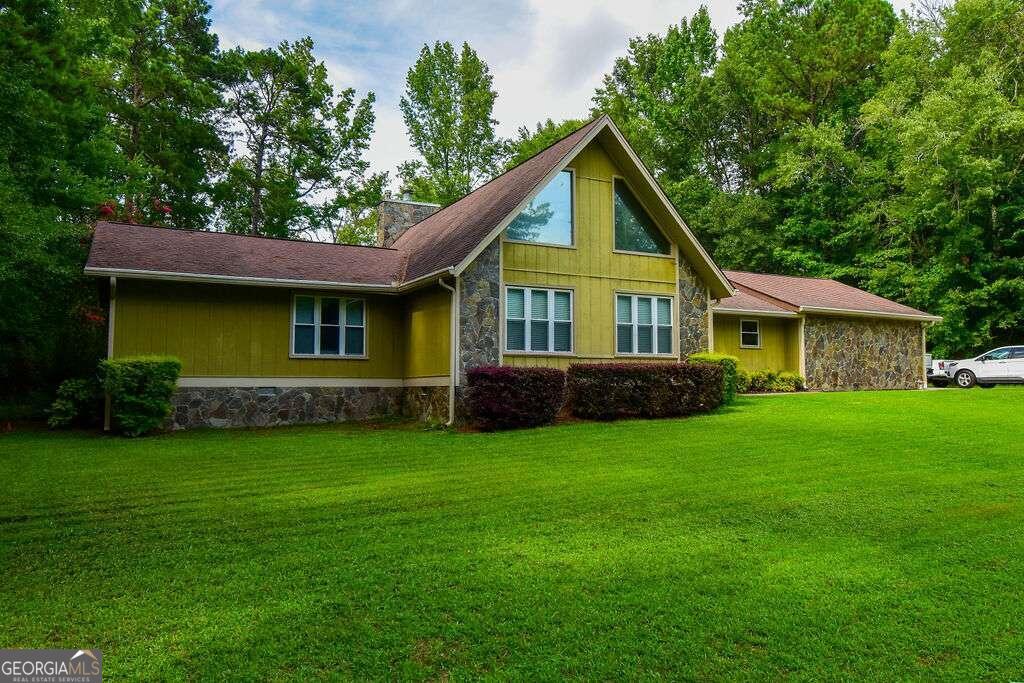 a view of a house with a yard