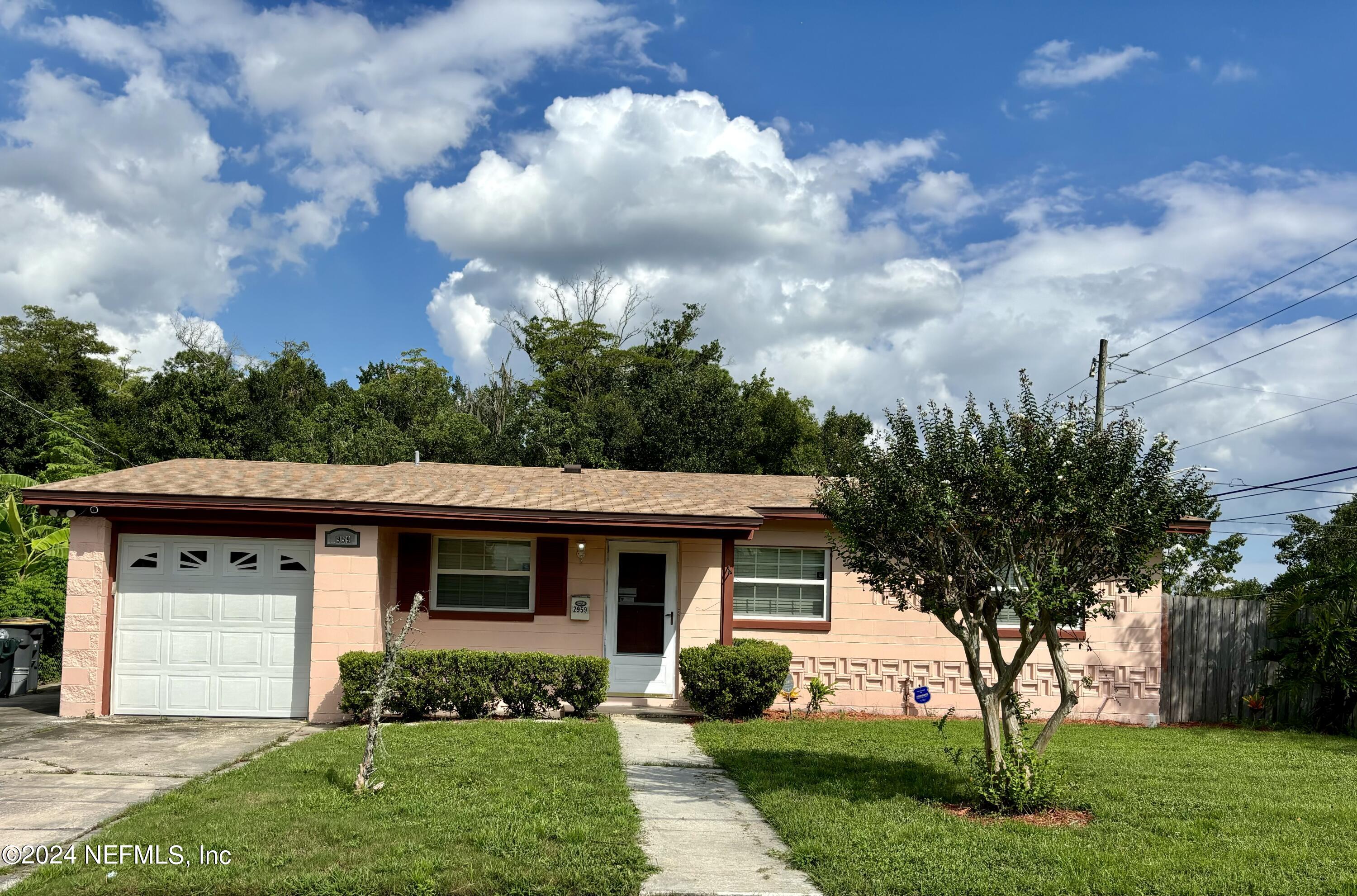 a view of a house with a yard