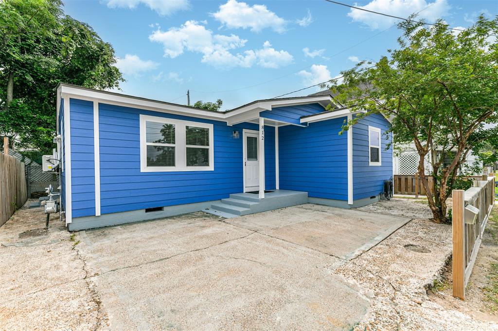 Welcome to 812 38th Street! A bright blue gem in the heart of Galveston Island!