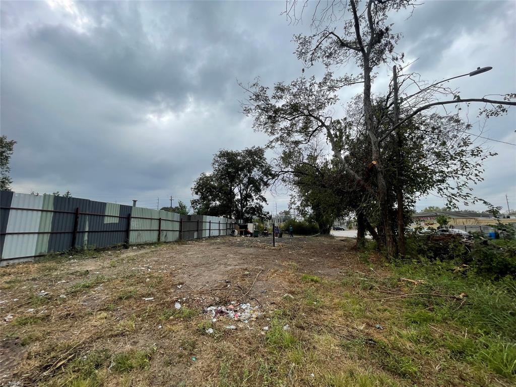 a view of a backyard of the house