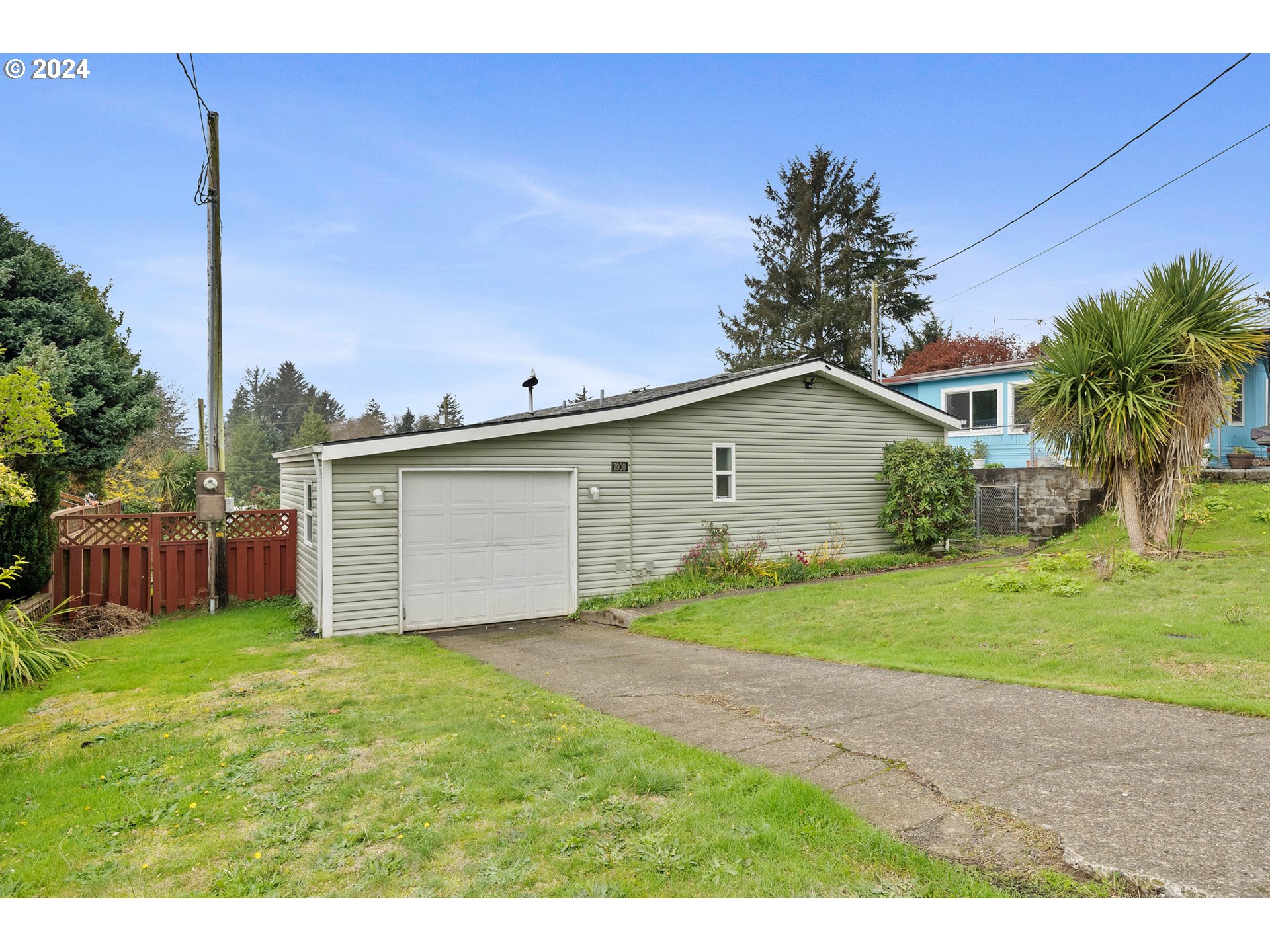 a view of a backyard with a house