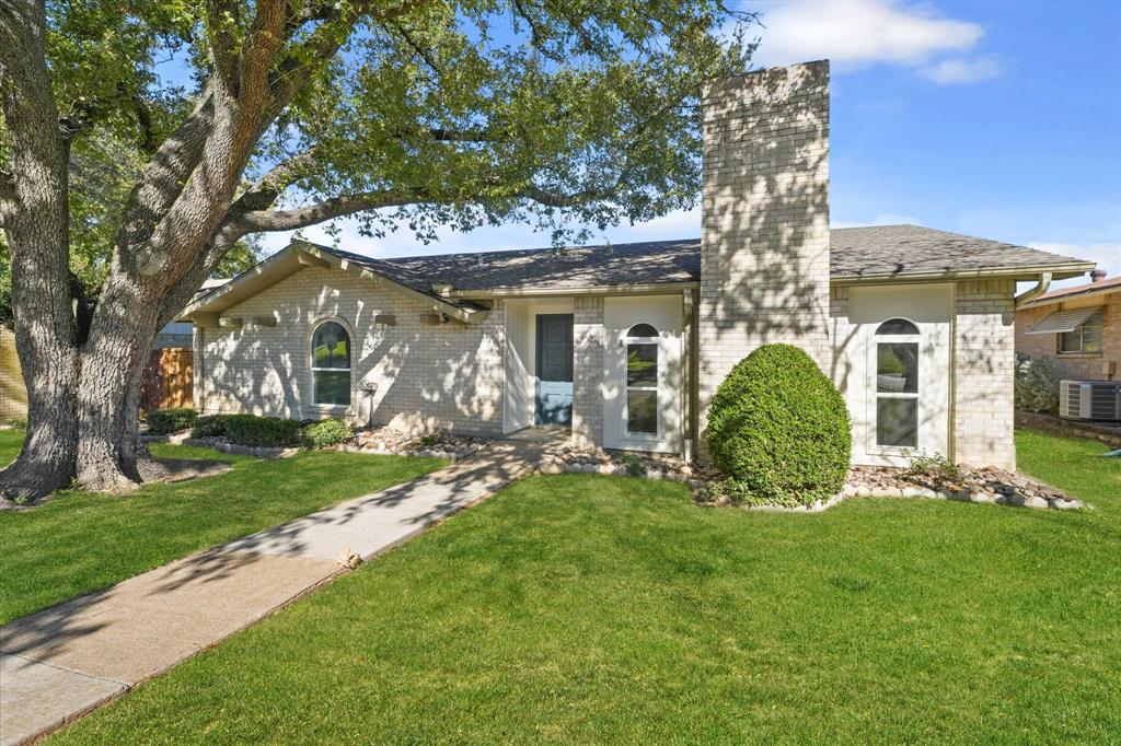 a view of a house with backyard