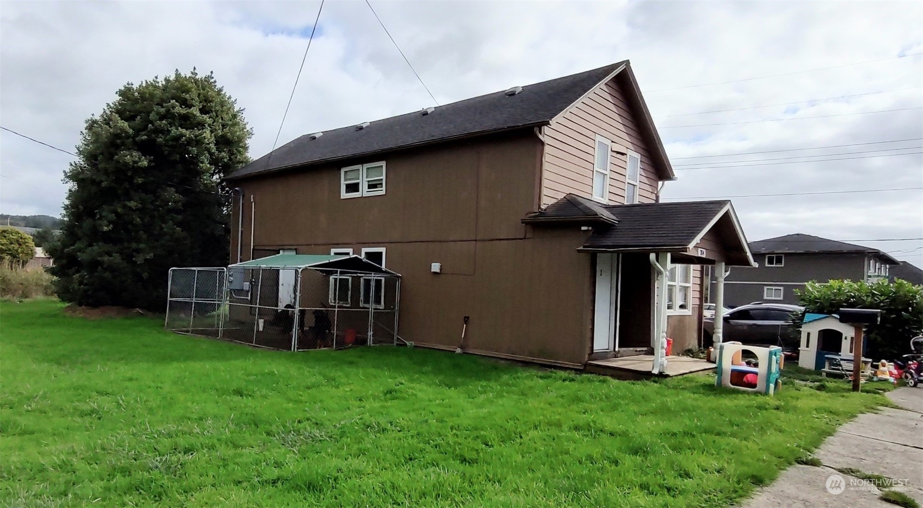 a view of a house with backyard and porch