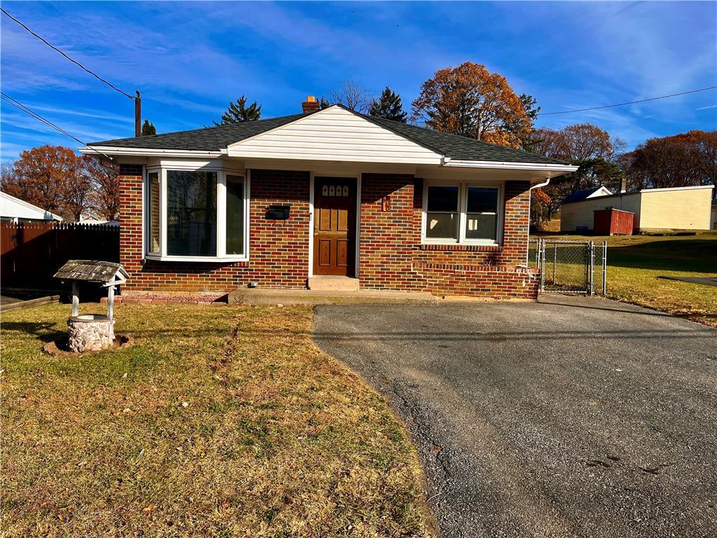 3 bedroom brick ranch with a large fenced in yard