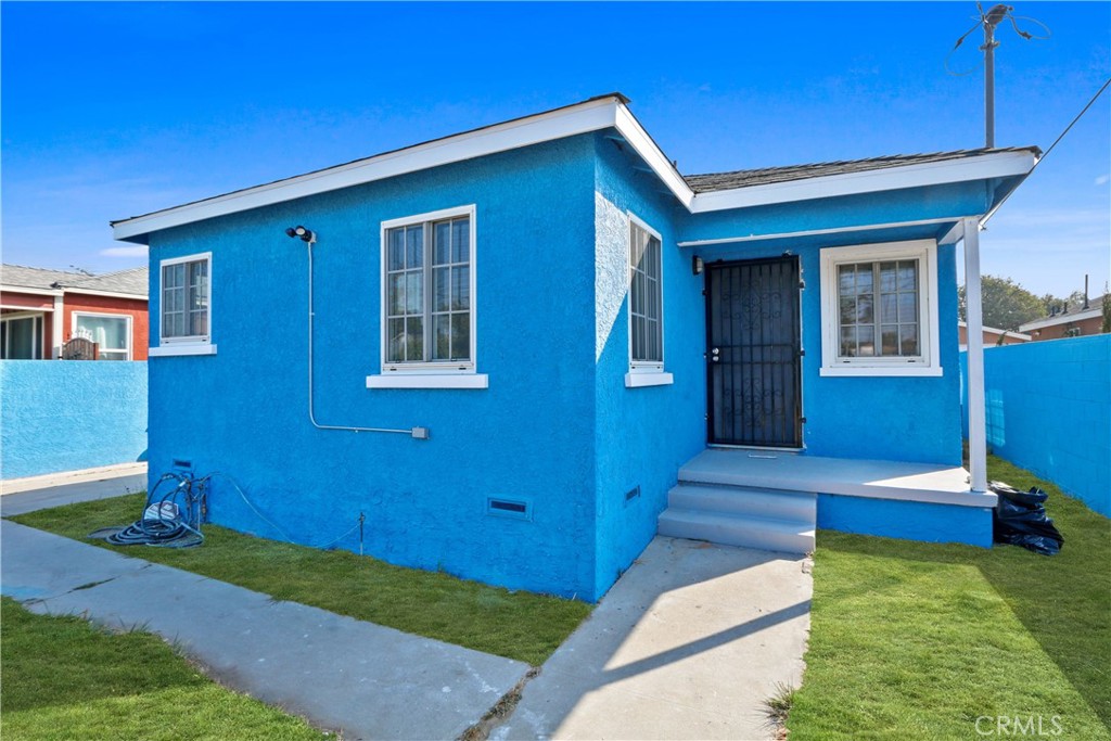 a view of front of a house with a yard