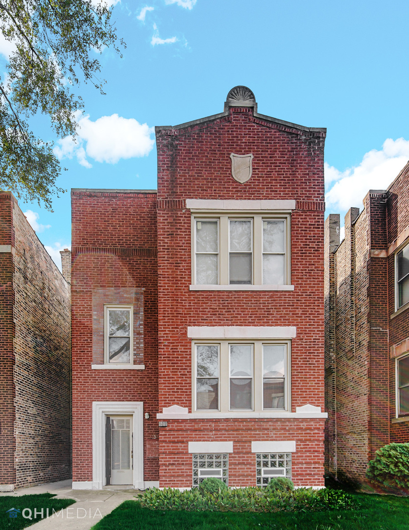 a brick building that has a lots of windows