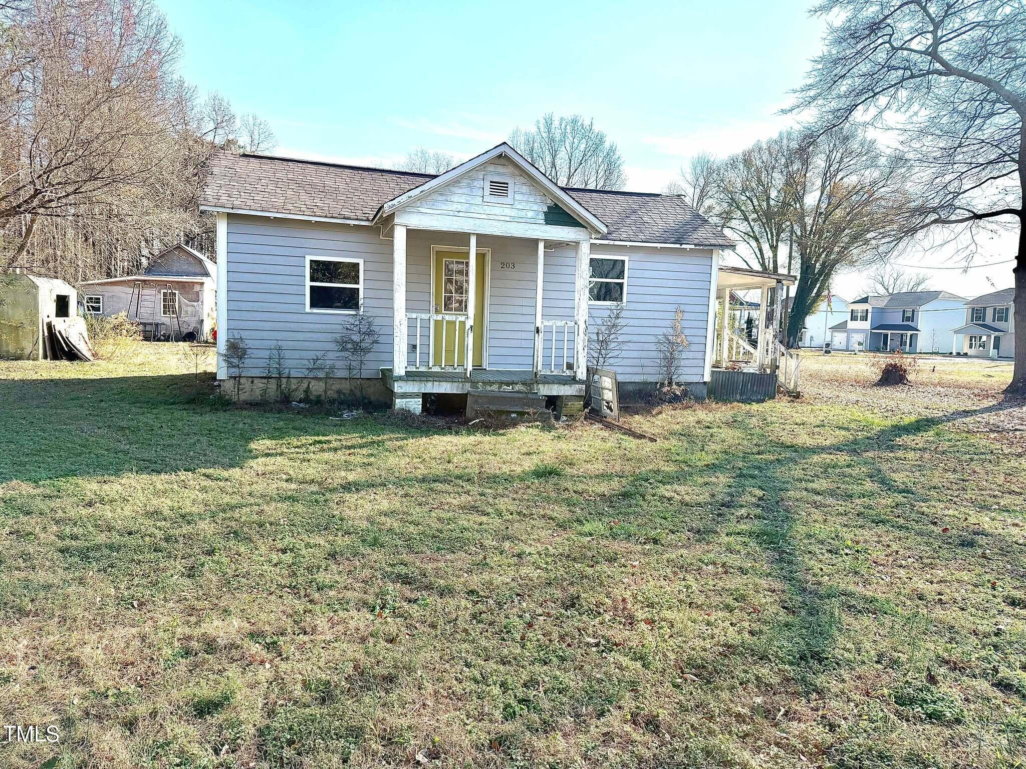 a view of a yard with a house