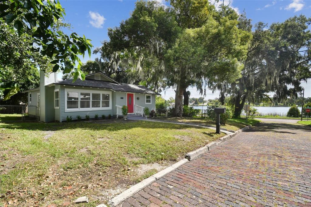 a view of a house with a yard