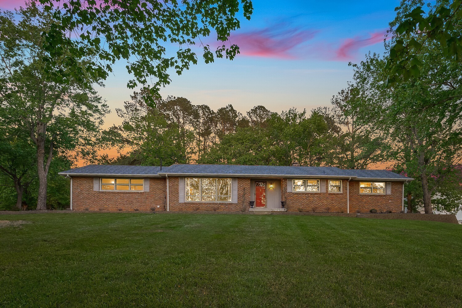 a view of a house with a yard